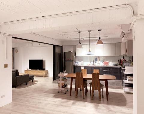 kai - W Flat
在台中的住家室內設計。40年的老房子，30年的裝潢全部砍掉重練。