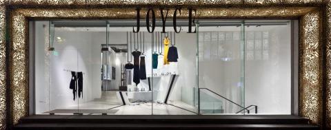 kai - Victoria Beckham櫥窗設計
服裝品牌VB進駐香港的Joyce服飾店，為了媒體活動特別設計了一個櫥窗。