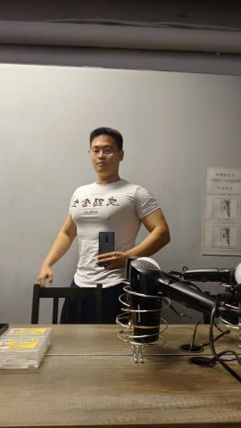 提供衝浪入門服務的專家大貓  自由教練