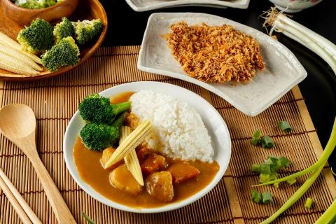 諒欸 餐飲便當團膳 - 快餐（便當）
、咖喱、關東煮品項超過50種。專精家常菜、西式料理、鐵板燒。可依照預算調整餐盒內容