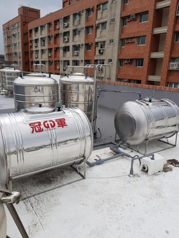 錦良水電修繕 - 直式水塔更換兩個卧式水塔
兩水塔並聯
加壓馬達安裝附簡式馬達低水位斷電保護裝置 完工