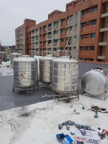 錦良水電修繕 - 直式水塔更換兩個卧式水塔
兩水塔並聯
加壓馬達安裝附簡式馬達低水位斷電保護裝置  施工前