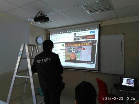 巨和科技有限公司 - 台中-投影機+布幕安裝測試