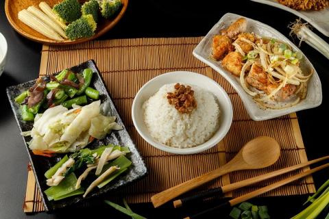 諒欸 餐飲便當團膳 - 快餐（便當）
、咖喱、關東煮品項超過50種。專精家常菜、西式料理、鐵板燒。可依照預算調整餐盒內容