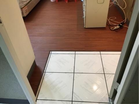 方城室 - 房間門縫太低，不切門，保留開門空間，收邊飾條。