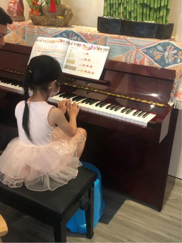 Liann's music studio 利安音樂工作坊 - 認真上課的妹妹，音樂啟蒙很重要，教室的老師很專業且有耐心的為小朋友打下深厚的根基