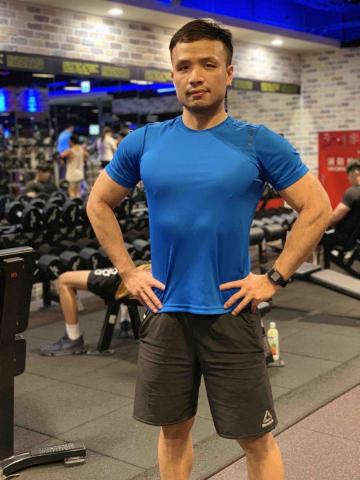 提供衝浪教練課服務的專家大猴