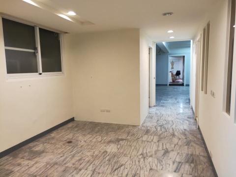 七彩油漆工程 - 玄關通道改色