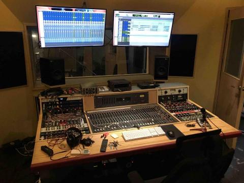 零加壹音樂培訓中心 - 錄音室工作照