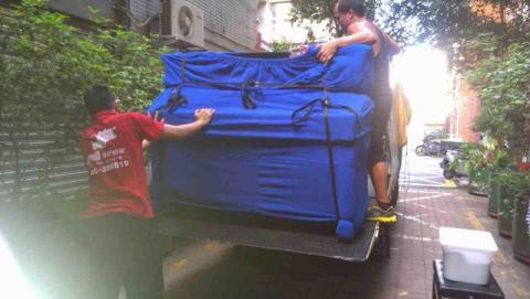 井上搬運 - 搬鋼琴