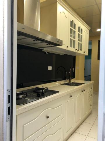 合夆廚具 - 鄉村風格廚具~最令人陶醉,人造石檯面搭配鄉村風格線板,上櫃門片採用挖空崁入玻璃設計,讓你宛如置身於法國鄉村,烹飪時記得再來杯紅酒您也是高質感的法國貴婦