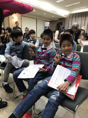 施佑潔 - 可愛學生等待演出