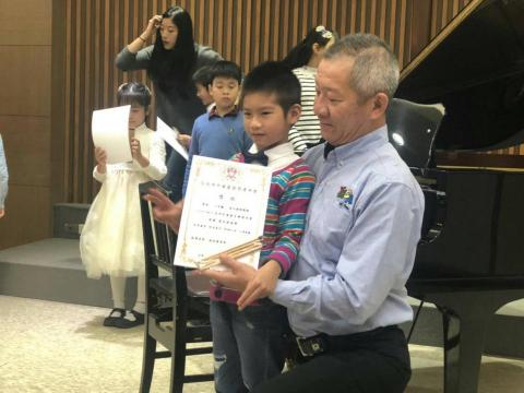 施佑潔 - 學生頒發獎狀