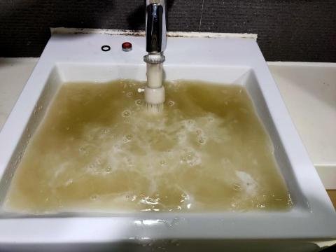 原鋐實業有限公司 - 來自北投的 李小姐 不敢相信水管清洗出來的髒汙 竟然是像汙水理的水?