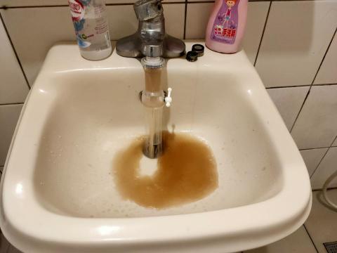 原鋐實業有限公司 - 土城 黃小姐 為了小孩的健康著想 決定清洗水管 為了幸福 也為了健康