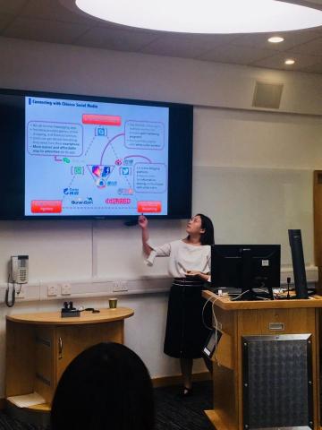 Vivian Chen - 2018年於英國就學時上台報告，並獲得最高分小組報告。