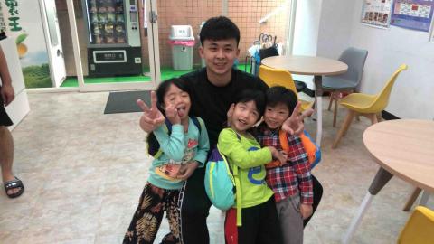 洪德慶 游泳教學 - 與三位從怕水到學會自由式的小朋友們合照