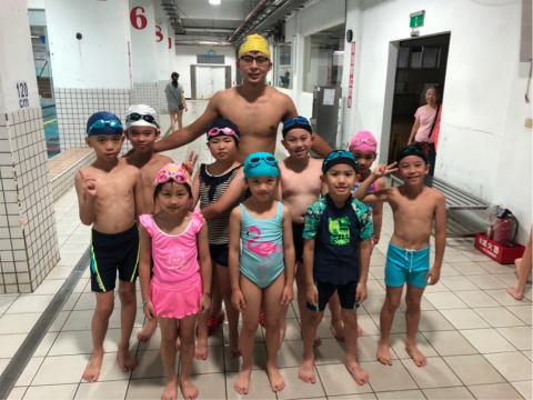 洪德慶 游泳教學 - 蛙式45秒、蝶式50秒、成功達標學生合照