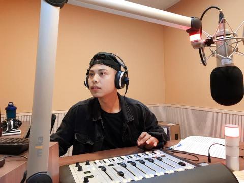 全方位活動主持 《晚會、司儀、婚禮、廣播、配音》 - 圖為：廣播節目製作主持
廣播節目企劃到現場製作，來賓訪談節目主持等。

全方位主持人
臉書搜尋：Nick阿塔溜
IG搜尋：Nick阿塔溜

Youtube合作頻道：https://www.youtube.com/channel/UCtWfxeT1RjZFecjZVUGh_mA

宣傳影片拍攝：https://www.youtube.com/watch?v=zykFXHTEE70