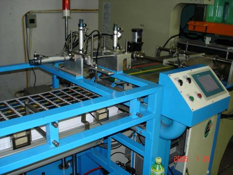 勝賜自動控制 - 自動輸送卡片成型機