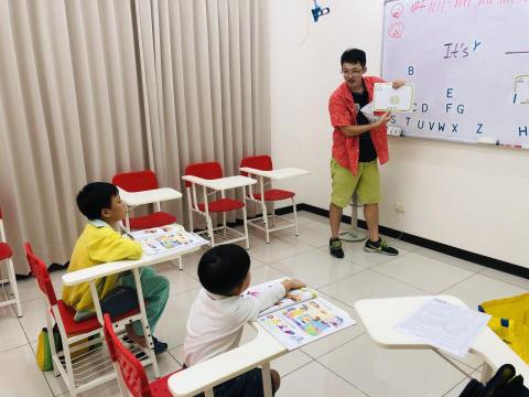 喬治美語 - 小班級模式，課堂上與學生遊戲互動學語言