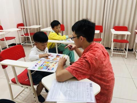 喬治美語 - 老師悉心指導，引導學童了解學習問題，增加學習動機