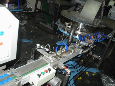 勝賜自動控制 - 瓶蓋墊片組裝機