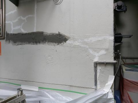 賴克明防水防漏 - 施工中~裂縫補強（二次接縫貼玻璃纤維網）抗拉，防止裂縫因地震再次裂開