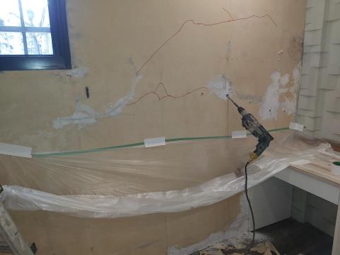 賴克明防水防漏 - 施工中電鑽鑽孔（鎖針頭）