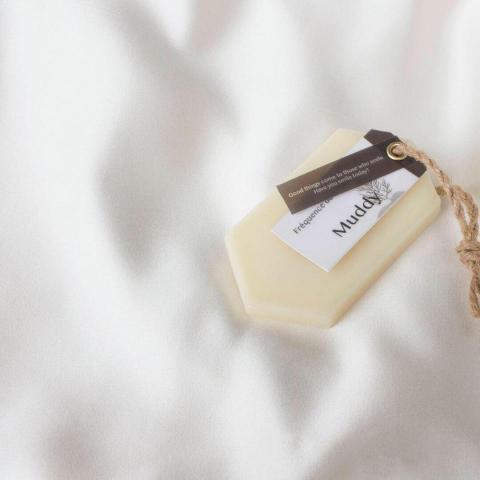 中天新聞記者/鄭筱璇 - 這個是手工制做得香磚，上面的標籤也都是自行設計