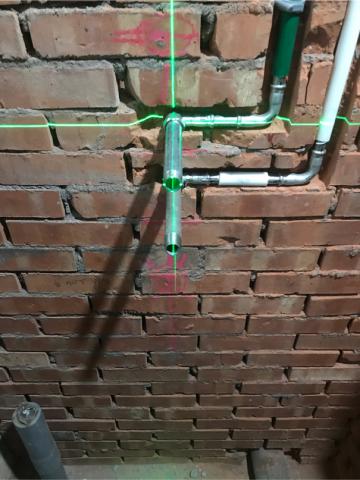 曹榮家 - 水管配置使用雷射儀調整