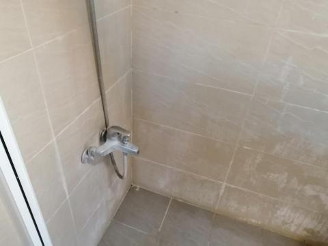 好家淨 居家清潔 - 水龍頭上的水垢非常厚,及牆壁都是霉菌(前) 好家淨 居家清潔 - 水龍頭上的水垢非常厚,及牆壁都是霉菌(前)