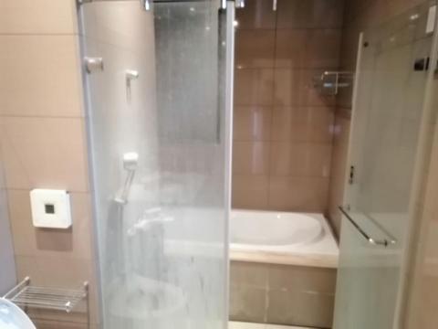 好家淨 居家清潔 - 這間浴室的門水垢及霉菌也是很厚 好家淨 居家清潔 - 這間浴室的門水垢及霉菌也是很厚