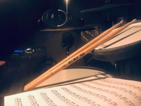 鼓思維教學工作室 - 教學環境與設備
環境為老師的家中隔出的工作室空間，除了優美的裝潢以及舒適的休息空間以外，教學使用的鼓組為專業錄音室使用的電子鼓組Roland TD17kvx，其可調性能夠讓大朋友小朋友都能舒適的打鼓，專業的聲音觸及以及功能性都為專業音樂工作室之等級。