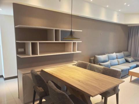 方圓裝潢行 - 位於東區的樣品屋，沙發背牆採用淺咖啡色系素面壁紙。