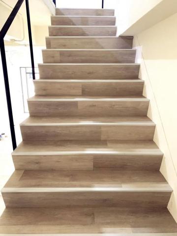 方圓裝潢行 - 位於崇德路的民宅，樓梯用塑膠地板施工後再用鋁壓條收。