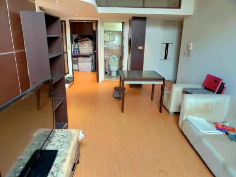 方圓裝潢行 - 位於大連路的民宅，原先木地板有些微膨脹，地面簡易處理後用塑膠地板直接貼上。