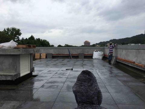 洪嘉宏 - 高架地板施工
