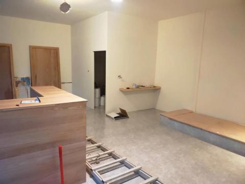 方圓裝潢行 - 位於崇德路的美髮店，牆壁部分採用素面壁紙，地板則採用仿水泥的1尺半方型塑膠地板。