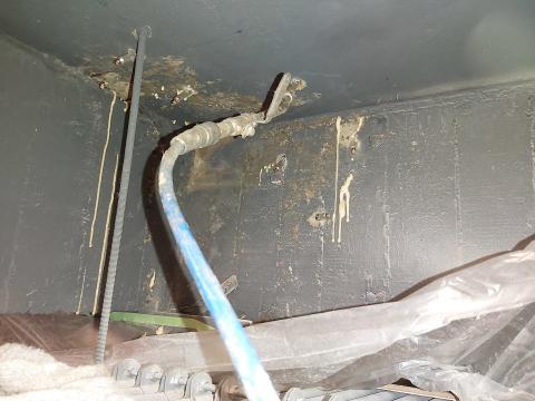 賴克明防水防漏 - 灌pu發泡劑（施工中）