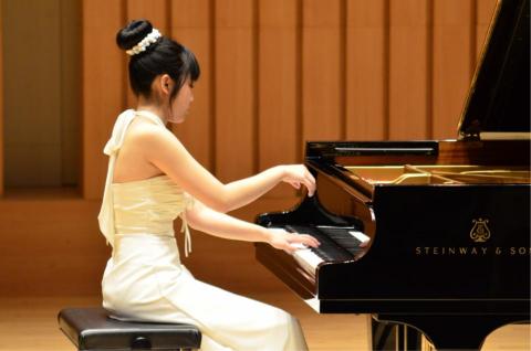 Noémie思思（鋼琴長笛老師） - 大學開獨立鋼琴音樂會時被捕捉下來的畫面