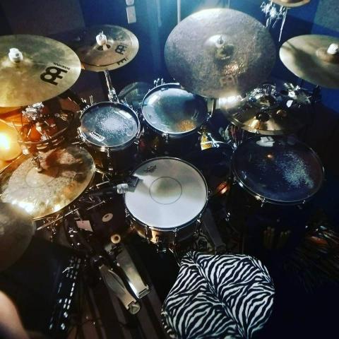 何強 - 您好，先感謝您觀看我的資訊，以下是我所提供的服務項目：

【爵士鼓教學】

- 15歲以上：650元/一小時
（一期四堂課付清2200元）

- 12-15歲：700/一小時
（一期四堂可付清2500元）

- 12歲以下之幼童：800/一小時
（一期四堂可付清3000元）

【教學型式】

一對一教學

a. 可家教（需自備電子鼓或是爵士鼓）
b. 可以來工作室學習

工作室地點在台北市大安區文昌街183號

【注意事項】

1.無故曠課直接視為已上課。除非非抗力因素以及疾病意外。

2.請假煩請一天前