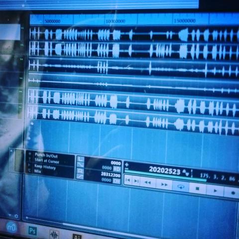何強 - 工作室同時也提供了鼓組錄音的服務。您好，先感謝您觀看我的資訊，以下是我所提供的服務項目：

【爵士鼓教學】

- 15歲以上：650元/一小時
（一期四堂課付清2200元）

- 12-15歲：700/一小時
（一期四堂可付清2500元）

- 12歲以下之幼童：800/一小時
（一期四堂可付清3000元）

【教學型式】

一對一教學

a. 可家教（需自備電子鼓或是爵士鼓）
b. 可以來工作室學習

工作室地點在台北市大安區文昌街183號

【注意事項】

1.無故曠課直接視為已上課。除非非抗力因素以
