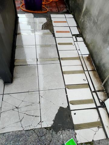 良品大師防滑專家新北土城店 - 止滑條造成殘膠難以清理，清除後上奈米防滑藥水。