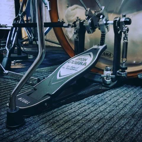 何強 - 您好，先感謝您觀看我的資訊，以下是我所提供的服務項目：

【爵士鼓教學】

- 15歲以上：650元/一小時
（一期四堂課付清2200元）

- 12-15歲：700/一小時
（一期四堂可付清2500元）

- 12歲以下之幼童：800/一小時
（一期四堂可付清3000元）

【教學型式】

一對一教學

a. 可家教（需自備電子鼓或是爵士鼓）
b. 可以來工作室學習

工作室地點在台北市大安區文昌街183號

【注意事項】

1.無故曠課直接視為已上課。除非非抗力因素以及疾病意外。

2.請假煩請一天前