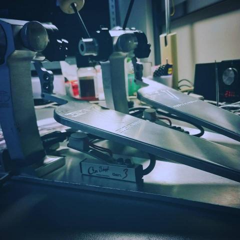 何強 - 高級的Trick踏板搭配On Trigger的系統。您好，先感謝您觀看我的資訊，以下是我所提供的服務項目：

【爵士鼓教學】

- 15歲以上：650元/一小時
（一期四堂課付清2200元）

- 12-15歲：700/一小時
（一期四堂可付清2500元）

- 12歲以下之幼童：800/一小時
（一期四堂可付清3000元）

【教學型式】

一對一教學

a. 可家教（需自備電子鼓或是爵士鼓）
b. 可以來工作室學習

工作室地點在台北市大安區文昌街183號

【注意事項】

1.無故曠課直接視為已上課