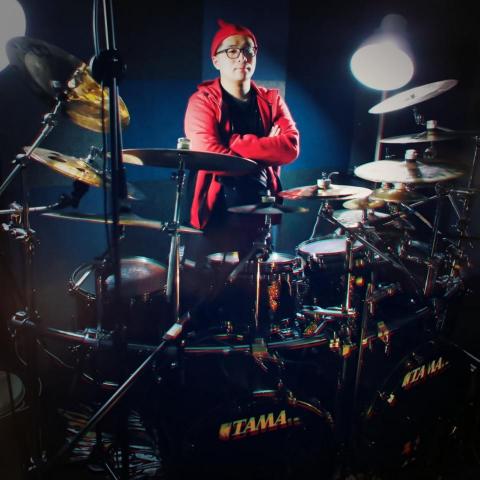 何強 - 您好，先感謝您觀看我的資訊，以下是我所提供的服務項目：

【爵士鼓教學】

- 15歲以上：650元/一小時
（一期四堂課付清2200元）

- 12-15歲：700/一小時
（一期四堂可付清2500元）

- 12歲以下之幼童：800/一小時
（一期四堂可付清3000元）

【教學型式】

一對一教學

a. 可家教（需自備電子鼓或是爵士鼓）
b. 可以來工作室學習

工作室地點在台北市大安區文昌街183號

【注意事項】

1.無故曠課直接視為已上課。除非非抗力因素以及疾病意外。

2.請假煩請一天前