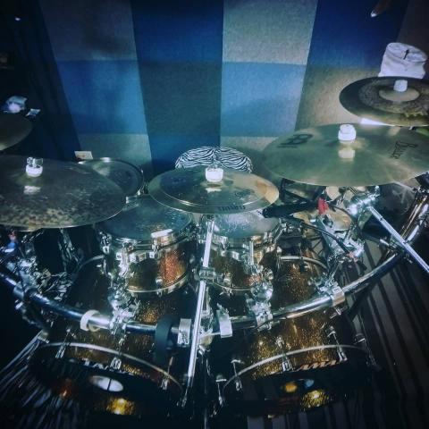 何強 - 您好，先感謝您觀看我的資訊，以下是我所提供的服務項目：

【爵士鼓教學】

- 15歲以上：650元/一小時
（一期四堂課付清2200元）

- 12-15歲：700/一小時
（一期四堂可付清2500元）

- 12歲以下之幼童：800/一小時
（一期四堂可付清3000元）

【教學型式】

一對一教學

a. 可家教（需自備電子鼓或是爵士鼓）
b. 可以來工作室學習

工作室地點在台北市大安區文昌街183號

【注意事項】

1.無故曠課直接視為已上課。除非非抗力因素以及疾病意外。

2.請假煩請一天前