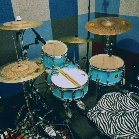 何強 - 您好，先感謝您觀看我的資訊，以下是我所提供的服務項目：

【爵士鼓教學】

- 15歲以上：650元/一小時
（一期四堂課付清2200元）

- 12-15歲：700/一小時
（一期四堂可付清2500元）

- 12歲以下之幼童：800/一小時
（一期四堂可付清3000元）

【教學型式】

一對一教學

a. 可家教（需自備電子鼓或是爵士鼓）
b. 可以來工作室學習

工作室地點在台北市大安區文昌街183號

【注意事項】

1.無故曠課直接視為已上課。除非非抗力因素以及疾病意外。

2.請假煩請一天前