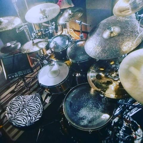 何強 - 個人工作室豪華的鼓組

您好，先感謝您觀看我的資訊，以下是我所提供的服務項目：

【爵士鼓教學】

- 15歲以上：650元/一小時
（一期四堂課付清2200元）

- 12-15歲：700/一小時
（一期四堂可付清2500元）

- 12歲以下之幼童：800/一小時
（一期四堂可付清3000元）

【教學型式】

一對一教學

a. 可家教（需自備電子鼓或是爵士鼓）
b. 可以來工作室學習

工作室地點在台北市大安區文昌街183號

【注意事項】

1.無故曠課直接視為已上課。除非非抗力因素以及疾病意外